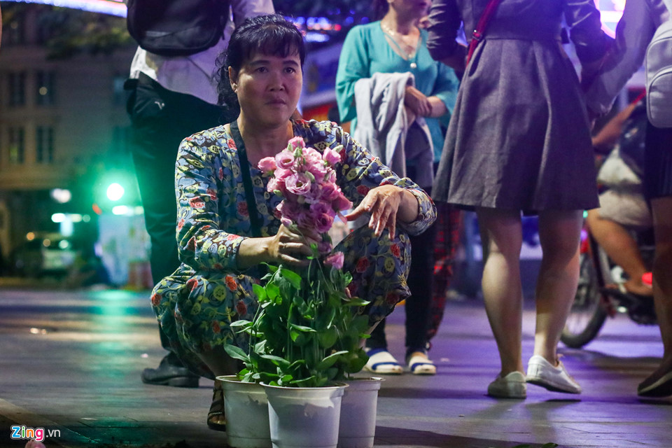 Nhiều người chờ đến khuya để xin hoa đêm bế mạc đường hoa Nguyễn Huệ